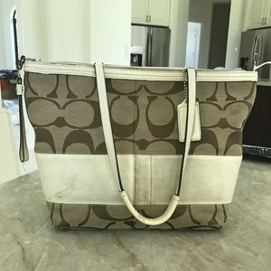 👜Tan and White Coach Handbag